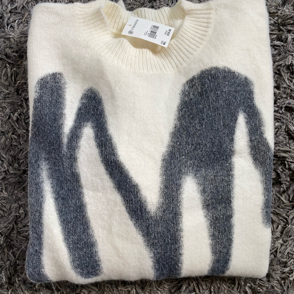 Versona Cream and Gray Crew Neck Sweater